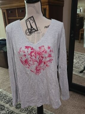 Bass & Co.  Gray V-Neck Long Sleeve Top with Pink Floral Heart